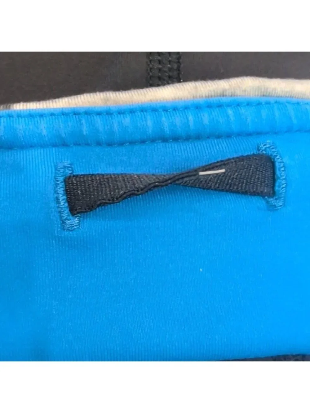 Lululemon Vent It Out Crop Black / Exploded Butterfly Texture Almost Blue Naval